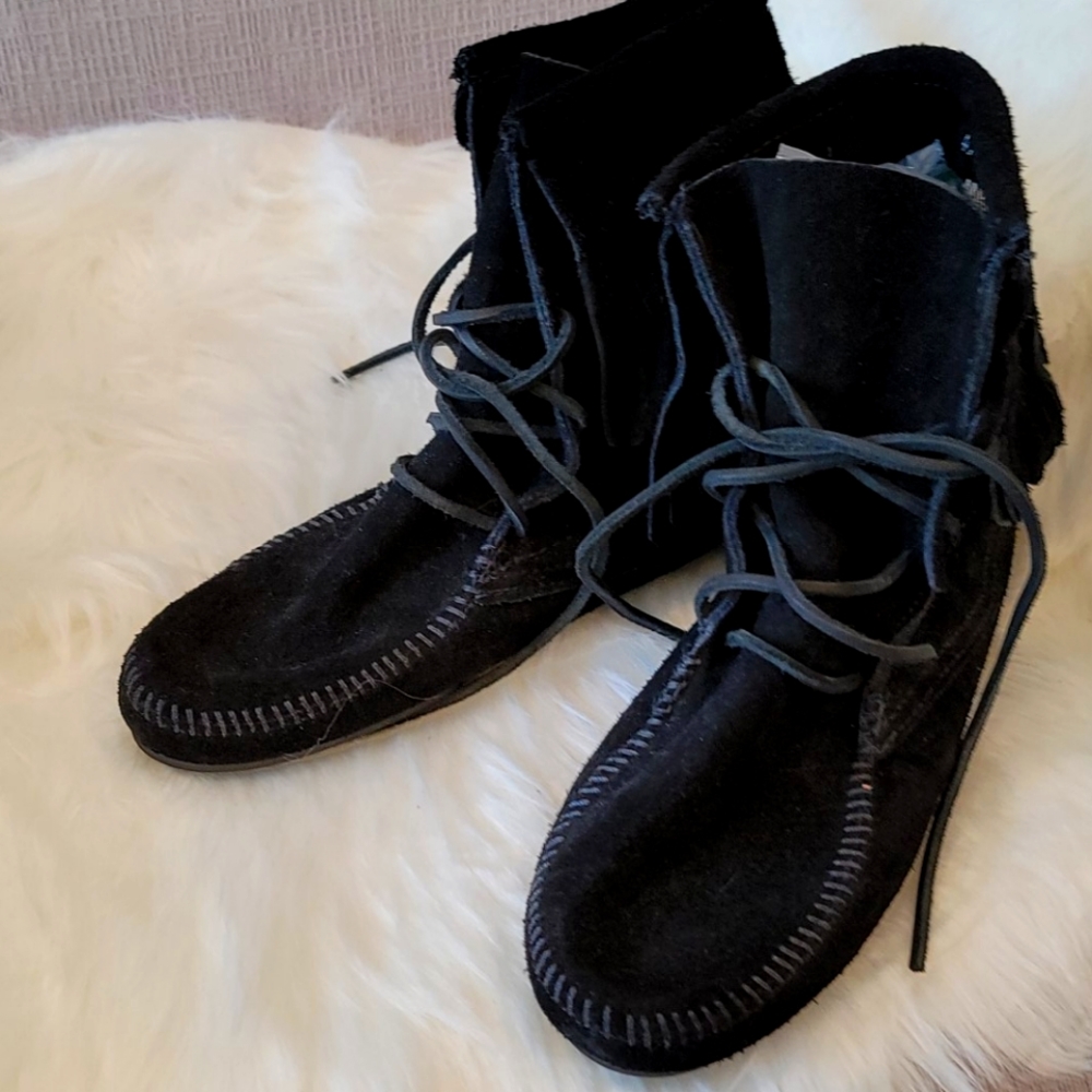 Minnetonka Black Lace up Ankle Boots Size 8
